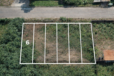 Terreno - Limpo com  quartos  a 12000,00 metros praia.