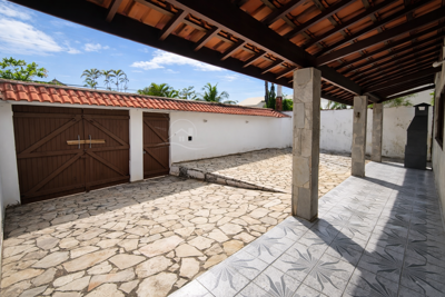 Casa - Térrea com 3 quartos (sendo 1 suite(s)) a 100,00 metros praia.