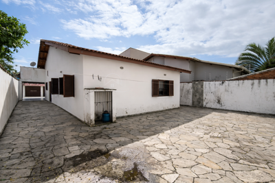 Casa - Térrea com 3 quartos (sendo 1 suite(s)) a 100,00 metros praia.