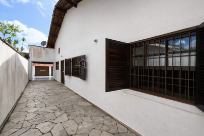 Casa - Térrea com 3 quartos (sendo 1 suite(s)) a 100,00 metros praia.