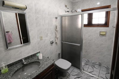 Casa - Térrea com 3 quartos (sendo 1 suite(s)) a 100,00 metros praia.