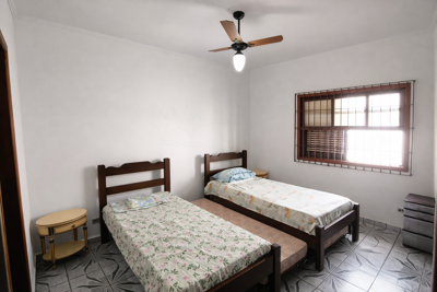 Casa - Térrea com 3 quartos (sendo 1 suite(s)) a 100,00 metros praia.