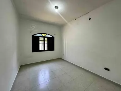 Casa - Térrea com 3 quartos (sendo 1 suite(s)) a 300,00 metros praia.