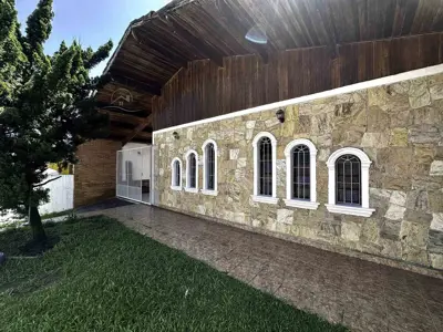 Casa - Térrea com 3 quartos (sendo 1 suite(s)) a 300,00 metros praia.