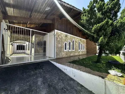 Casa - Térrea com 3 quartos (sendo 1 suite(s)) a 300,00 metros praia.