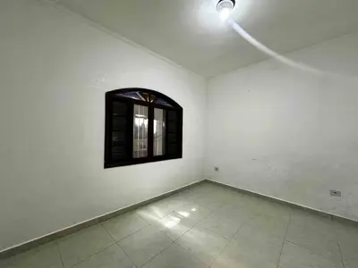 Casa - Térrea com 3 quartos (sendo 1 suite(s)) a 300,00 metros praia.