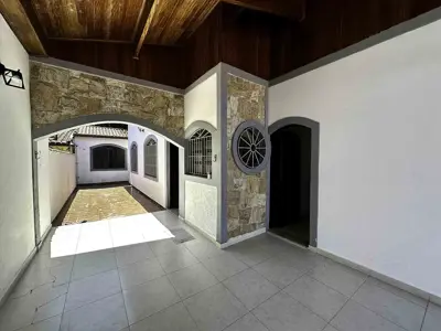 Casa - Térrea com 3 quartos (sendo 1 suite(s)) a 300,00 metros praia.