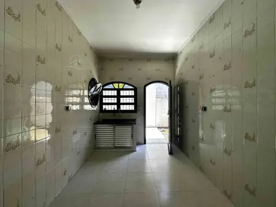 Casa - Térrea com 3 quartos (sendo 1 suite(s)) a 300,00 metros praia.