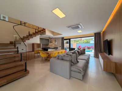 Casa - Sobrado com 6 quartos (sendo 6 suite(s)) a 1500,00 metros praia.