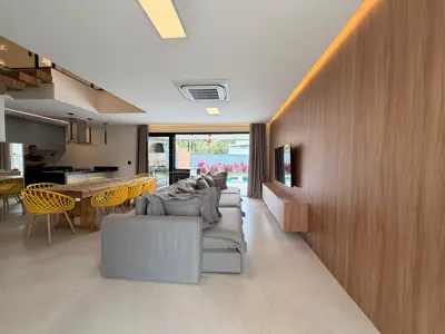 Casa - Sobrado com 6 quartos (sendo 6 suite(s)) a 1500,00 metros praia.