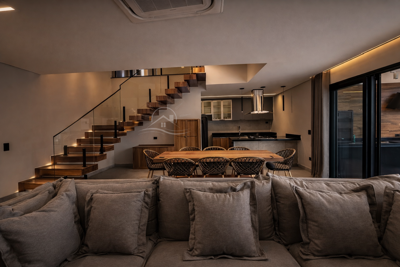 Casa - Sobrado com 6 quartos (sendo 6 suite(s)) a 1500,00 metros praia.