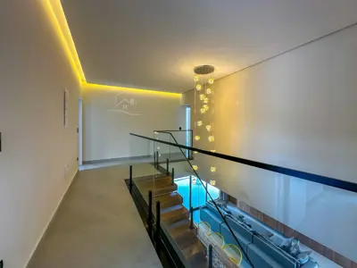 Casa - Sobrado com 6 quartos (sendo 6 suite(s)) a 1500,00 metros praia.