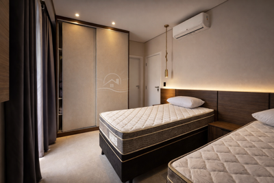 Casa - Sobrado com 6 quartos (sendo 6 suite(s)) a 1500,00 metros praia.