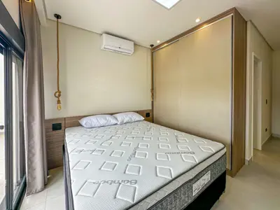 Casa - Sobrado com 6 quartos (sendo 6 suite(s)) a 1500,00 metros praia.