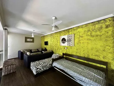 Casa - Edícula com 2 quartos (sendo 1 suite(s)) a 1000,00 metros praia.