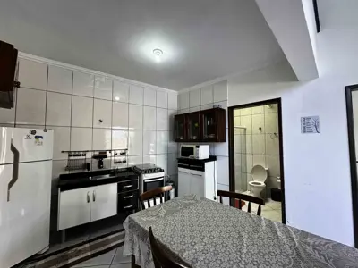 Casa - Edícula com 2 quartos (sendo 1 suite(s)) a 1000,00 metros praia.