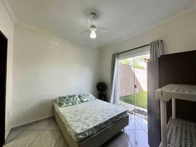 Casa - Edícula com 2 quartos (sendo 1 suite(s)) a 1000,00 metros praia.
