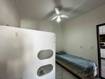 Casa - Edícula com 2 quartos (sendo 1 suite(s)) a 1000,00 metros praia.