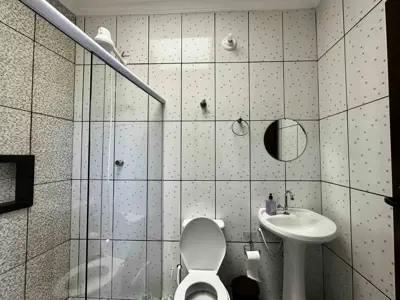 Casa - Edícula com 2 quartos (sendo 1 suite(s)) a 1000,00 metros praia.