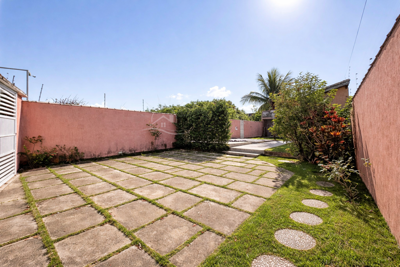 Casa - Edícula com 2 quartos (sendo 1 suite(s)) a 1000,00 metros praia.