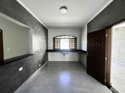 Casa - Térrea com piscina com 3 quartos (sendo 3 suite(s)) a 19,00 metros praia.