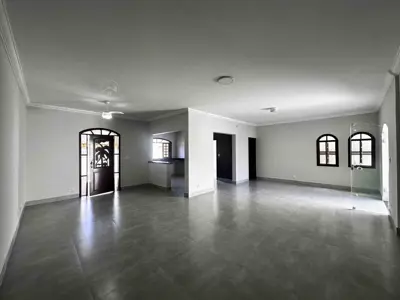 Casa - Térrea com piscina com 3 quartos (sendo 3 suite(s)) a 19,00 metros praia.