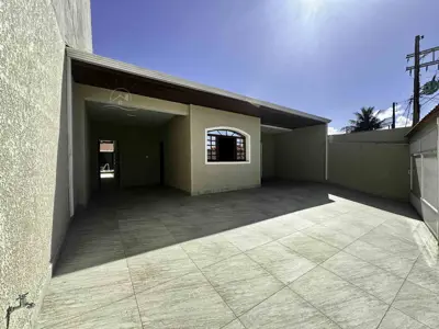 Casa - Térrea com piscina com 3 quartos (sendo 3 suite(s)) a 19,00 metros praia.