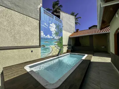 Casa - Térrea com piscina com 3 quartos (sendo 3 suite(s)) a 19,00 metros praia.