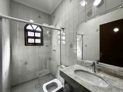 Casa - Térrea com piscina com 3 quartos (sendo 3 suite(s)) a 19,00 metros praia.