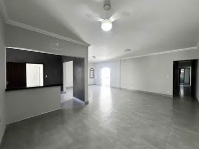 Casa - Térrea com piscina com 3 quartos (sendo 3 suite(s)) a 19,00 metros praia.