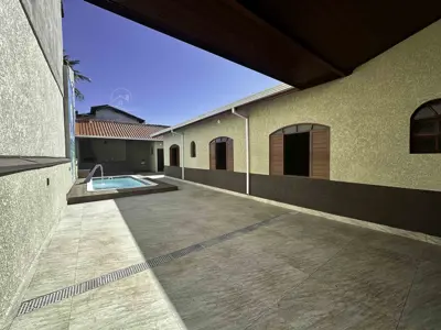 Casa - Térrea com piscina com 3 quartos (sendo 3 suite(s)) a 19,00 metros praia.