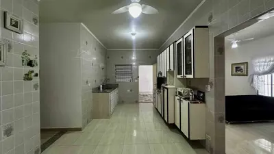 Casa - Térrea com piscina com 3 quartos (sendo 1 suite(s)) a 800,00 metros praia.