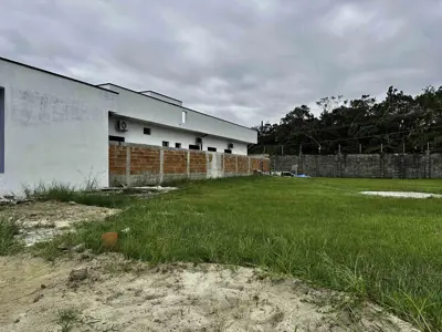 Terreno - Amplo com  quartos  a 2000,00 metros praia.