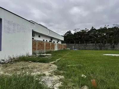 Terreno - Amplo com  quartos  a 2000,00 metros praia.