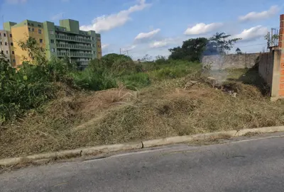 Terreno - Amplo com  quartos  a 2000,00 metros praia.