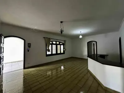 Casa - Térrea com 4 quartos (sendo 2 suite(s)) a 100,00 metros praia.