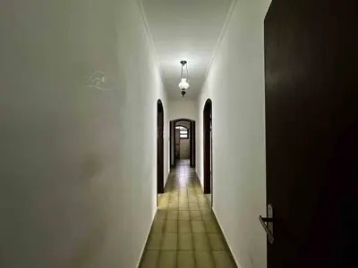 Casa - Térrea com 4 quartos (sendo 2 suite(s)) a 100,00 metros praia.