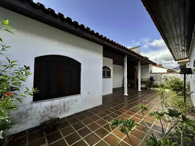 Casa - Térrea com 4 quartos (sendo 2 suite(s)) a 100,00 metros praia.