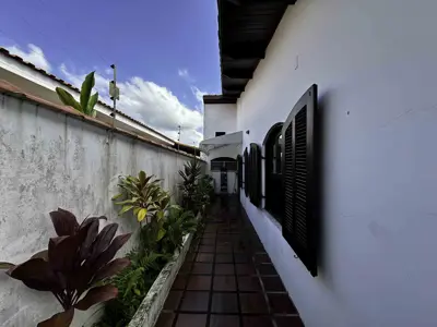 Casa - Térrea com 4 quartos (sendo 2 suite(s)) a 100,00 metros praia.