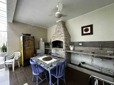 Casa - Sobrado com 3 quartos (sendo 3 suite(s)) a 200,00 metros praia.