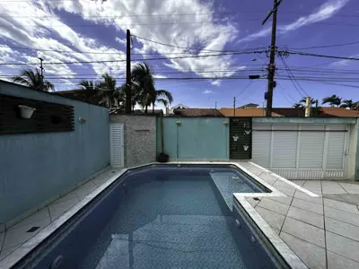 Casa - Sobrado com 3 quartos (sendo 3 suite(s)) a 200,00 metros praia.