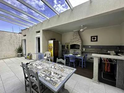 Casa - Sobrado com 3 quartos (sendo 3 suite(s)) a 200,00 metros praia.