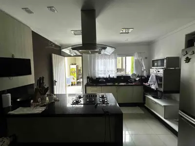 Casa - Sobrado com 3 quartos (sendo 3 suite(s)) a 200,00 metros praia.