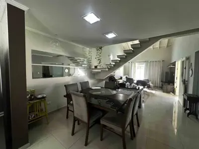 Casa - Sobrado com 3 quartos (sendo 3 suite(s)) a 200,00 metros praia.