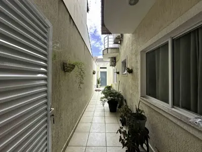 Casa - Sobrado com 3 quartos (sendo 3 suite(s)) a 200,00 metros praia.