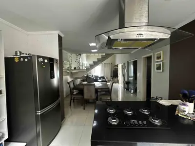 Casa - Sobrado com 3 quartos (sendo 3 suite(s)) a 200,00 metros praia.