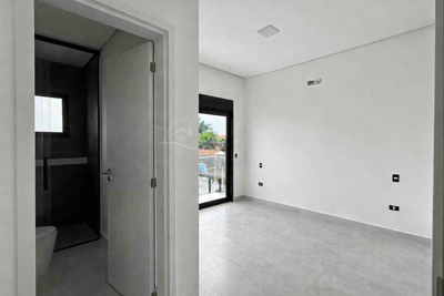 Casa - Sobrado Novo com 4 quartos (sendo 4 suite(s)) a 1400,00 metros praia.