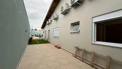 Casa - Térrea com 3 quartos (sendo 1 suite(s)) a 600,00 metros praia.