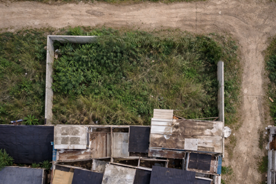 Terreno - Esquina com  quartos  a 2000,00 metros praia.