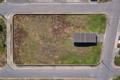 Área - Ampla com  quartos  a 500,00 metros praia.